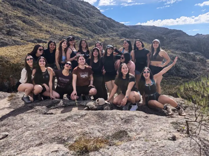 El grupo posa sobre una roca en la cumbre.
